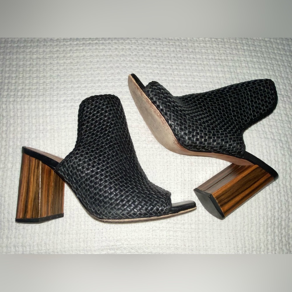 BCBG MAXAZRIA Women’s FABIANNA Black Woven Leather Mule Shoes Heels 8.5 B (38.5)